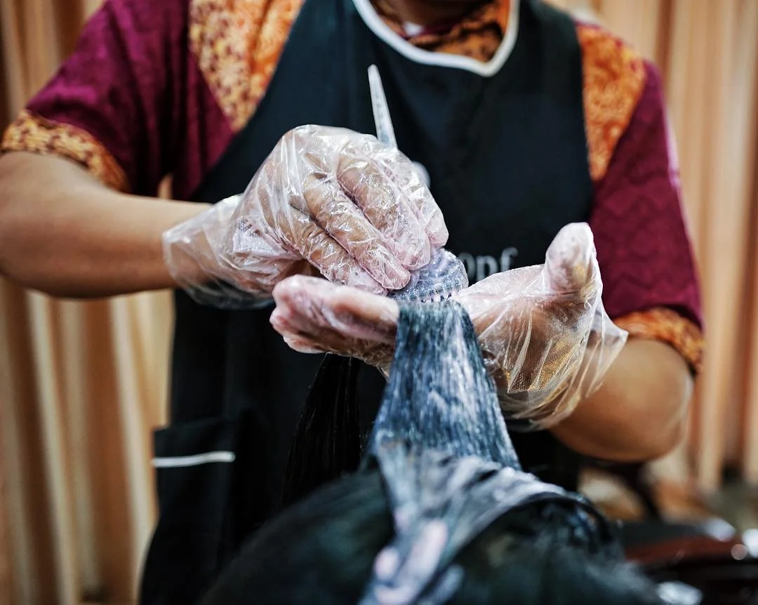 Cara Melakukan Bleaching Rambut Keriting Tanpa Merusaknya