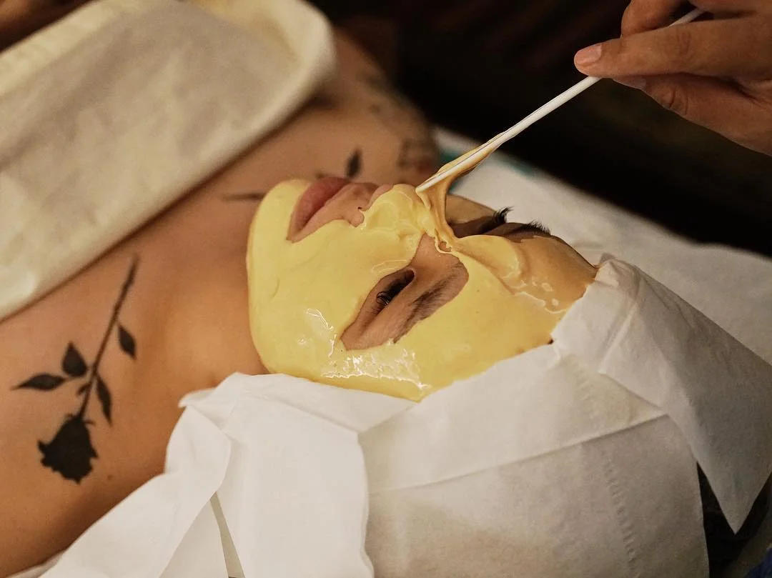 6 Manfaat Tak Terduga dari Gold Facial yang Harus Kamu Coba
