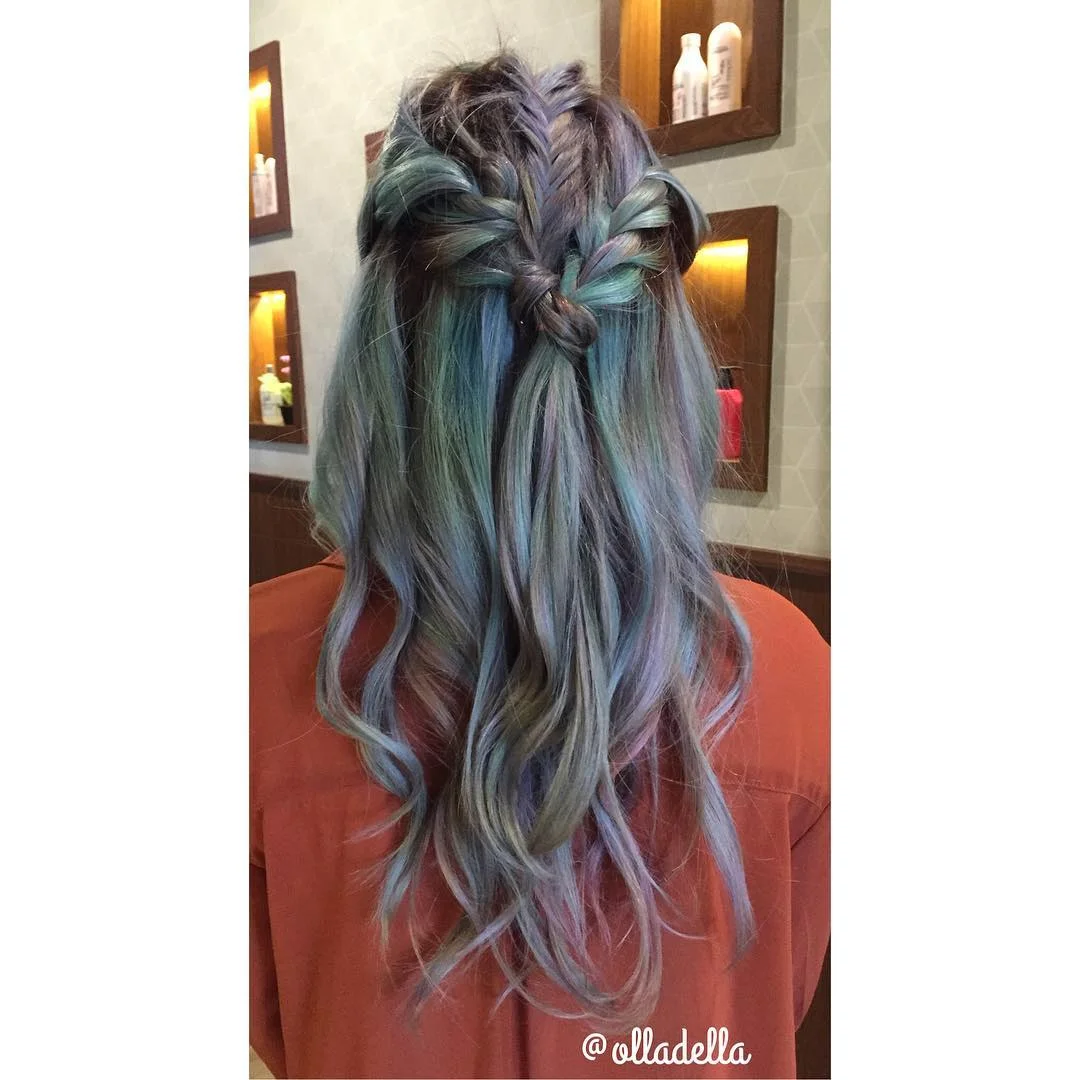 Cobalah 5 Hairstyles Updo yang Dapat Dilakukan Setelah Mewarnai Rambut di Rumah